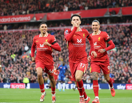 Liverpool slo Chelsea 2-1 og kom tilbake til toppen av tabellen